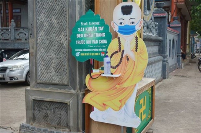 Chùa Sắc tứ Khải Đoan đặt bảng thông báo hướng dẫn người dân các biện pháp phòng, chống dịch trước khi vào chùa. (Ảnh: Hoài Thu/TTXVN)