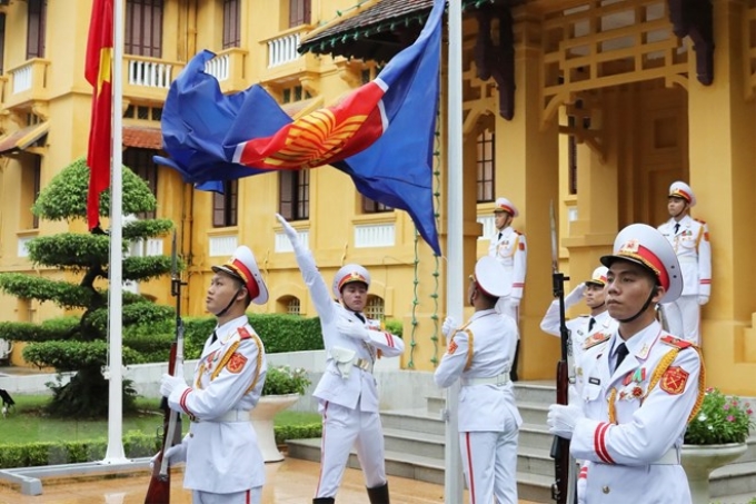 Lực lượng tiêu binh thực hiện nghi thức thượng cờ ASEAN. (Ảnh: Lâm Khánh/TTXVN)