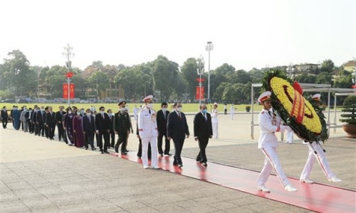 Lãnh đạo Đảng, Nhà nước đặt vòng hoa, vào lăng viếng Bác Hồ