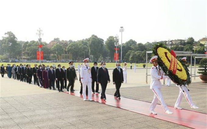 Đoàn đại biểu các đồng chí lãnh đạo, nguyên lãnh đạo Đảng, Nhà nước, Mặt trận Tổ quốc Việt Nam đến đặt vòng hoa và vào Lăng viếng Chủ tịch Hồ Chí Minh. (Ảnh: Doãn Tấn/TTXVN)