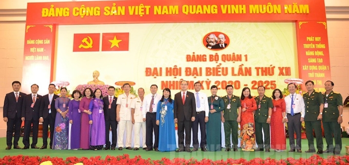 Bí thư Thành ủy TPHCM Nguyễn Thiện Nhân chụp hình lưu niệm cùng các đại biểu tham dự Đại hội Đại biểu Quận 1 lần thứ XII, nhiệm kỳ 2020 - 2025