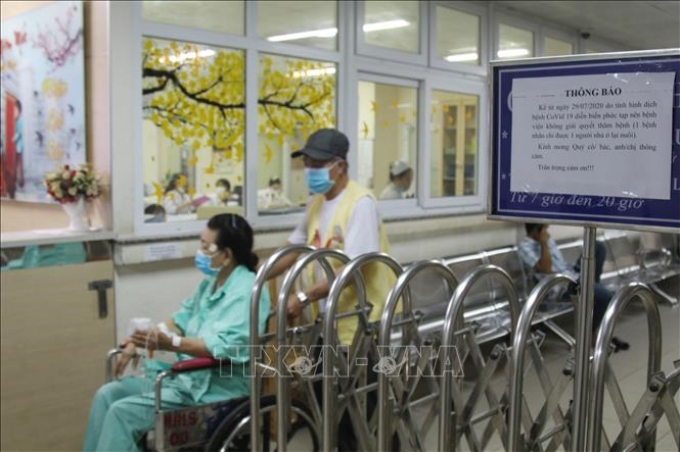 Hàng rào hạn chế người ngoài xâm nhập vào khu điều trị của bệnh nhân trước cửa Khoa Huyết học, Bệnh viện Chợ Rẫy. Ảnh: Đinh Hằng/TTXVN