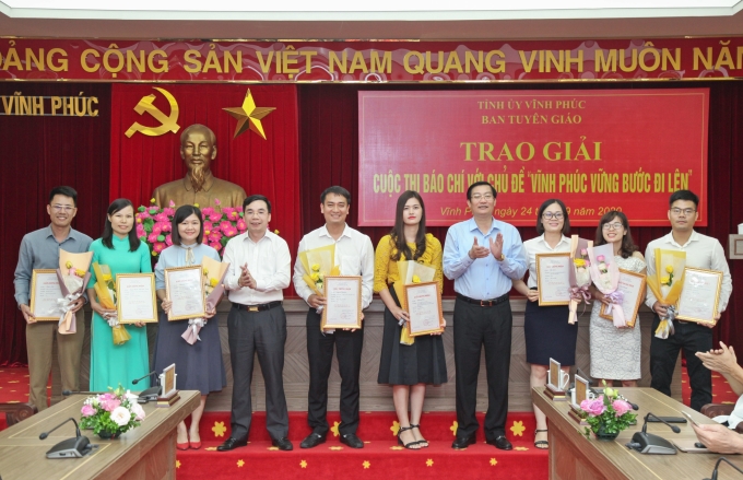 Trưởng Ban Tuyên giáo Tỉnh ủy Bùi Huy Vĩnh; Chủ tịch Ủy ban MTTQ tỉnh Nguyễn Tuấn Khanh trao thưởng cho các tác giả đoạt giải B.