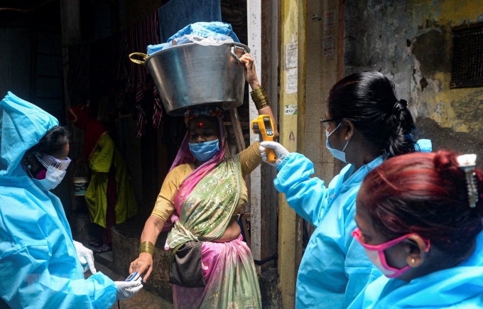 Kiểm tra thân nhiệt phòng lây nhiễm COVID-19 tại Mumbai, Ấn Độ. (Ảnh: AFP/TTXVN)