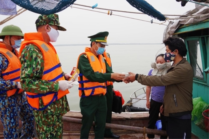 Bộ chỉ huy BĐBP Hải Phòng trao tặng khẩu trang cho bà con ngư dân tại khu vực cửa sông Cấm khu vực Đình Vũ (Hải Phòng). Ảnh minh họa/danvan.vn.