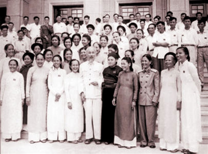 Chủ tịch Hồ Chí Minh và các nữ đại biểu tại Đại hội đại biểu Phụ nữ toàn quốc lần thứ III, tháng 9-1960 - Ảnh: Tư liệu