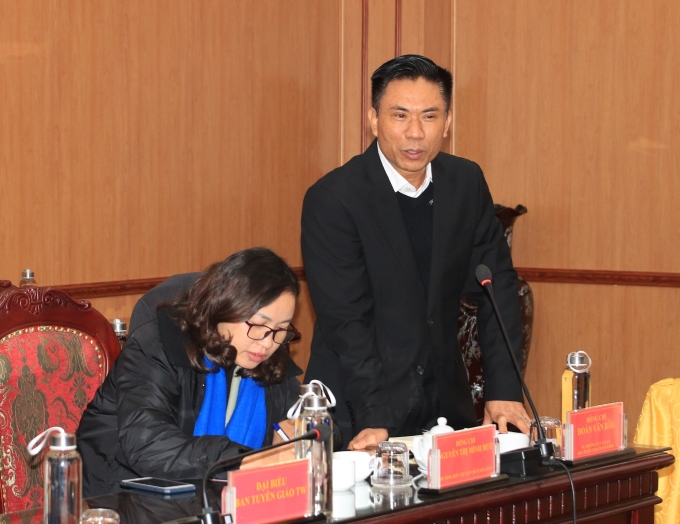 Đồng chí Đoàn Văn Báu, Vụ trưởng Vụ Lý luận chính trị, Ban Tuyên giáo Trung ương giải đáp một số kiến nghị tại Hội nghị.