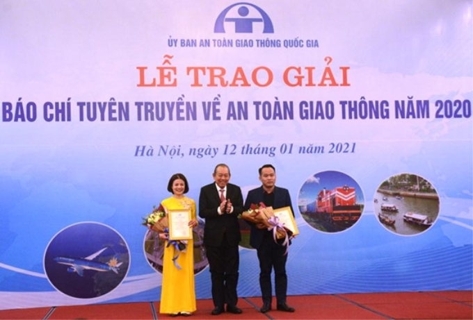 Phó thủ tướng Thường trực Chính phủ Trương Hòa Bình trao giải nhất tặng các tác giả.