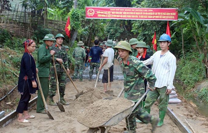 Cán bộ Ban Chỉ huy Quân sự huyện Lục Yên cùng nhân dân xã Phúc Lợi kiên cố hóa đường giao thông nông thôn.