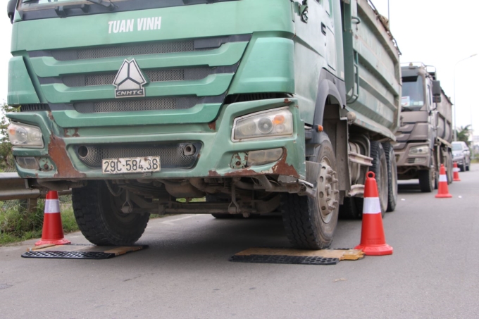 Tiếp tục kiểm soát xe tải qua cầu Thăng Long để đảm bảo trọng tải không vượt quá và chất lượng cầu.