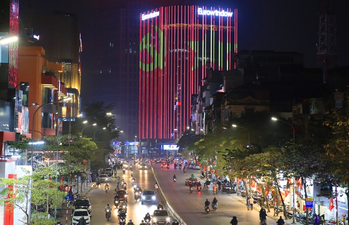 Hệ thống đèn led tuyên truyền Đại hội đại biểu toàn quốc lần thứ XIII của Đảng sáng rực tại một tòa nhà cao tầng trên địa bàn quận Đống Đa - Ảnh: Báo Hà Nội mới