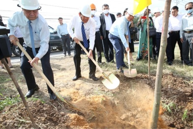 Phó Thủ tướng Thường trực Chính phủ Trương Hòa Bình cùng các đại biểu trồng những cây xanh đầu tiên trong Đề án trồng 10 triệu cây xanh của tỉnh Bến Tre - Ảnh: VGP
