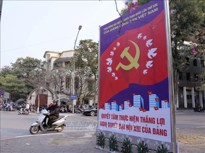Pano chào mừng Đại hội đại biểu toàn quốc lần thứ XIII của Đảng trên phố Nguyễn Du. Ảnh: Hoàng Hiếu/TTXVN