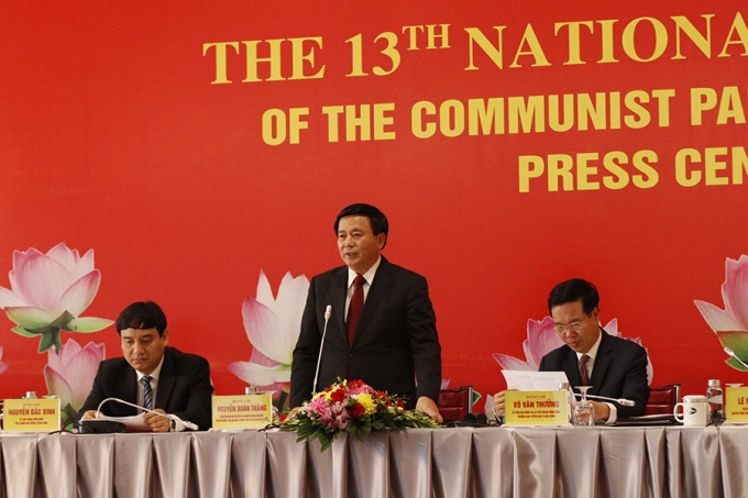 Đồng chí Nguyễn Xuân Thắng trả lời tại buổi họp báo.