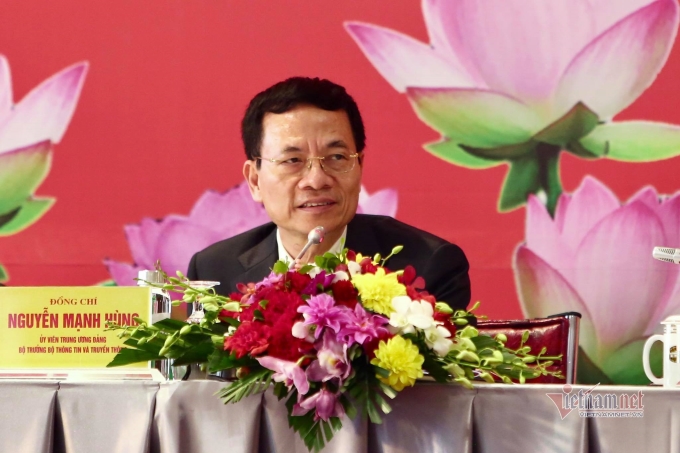 Đồng chí Nguyễn Mạnh Hùng trả lời tại buổi họp báo.