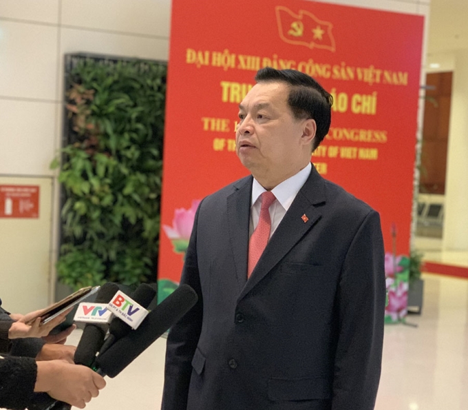 Đồng chí Lê Mạnh Hùng trao đổi với các phóng viên báo chí