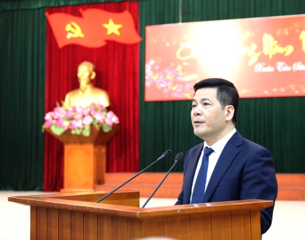 Đồng chí Nguyễn Hồng Diên, Uỷ viên Trung ương Đảng, Phó Trưởng ban Tuyên giáo Trung ương phát biểu tại cuộc gặp mặt. (Ảnh: TA)