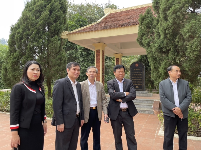 các đồng chí trong đoàn công tác trao đổi với các đồng chí Ban Tuyên giáo tỉnh ủy Tuyên Quang, Ban Tuyên giáo huyện ủy Sơn Dương - tỉnh Tuyên Quang về việc trùng tu, cải tạo di tích.