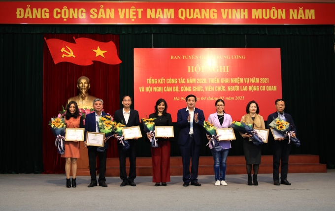 Đồng chí Trần Doãn Tiến trao tặng bằng khen của Công đoàn cơ quan cho các tập thể có thành tích xuất sắc trong công tác công đoàn năm 2020 (Ảnh: TA)