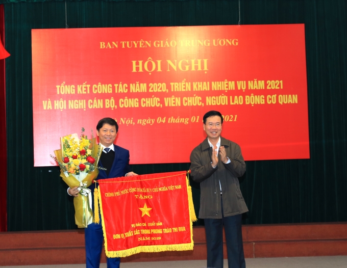 Thừa uỷ quyền của Thủ tướng Chính phủ, đồng chí Võ Văn Thưởng trao tặng cờ thi đua cho Vụ Báo chí - Xuất bản (Ảnh: TA)
