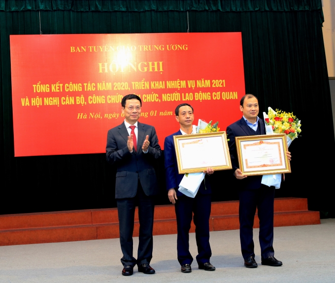 Thừa uỷ quyền của Thủ tướng Chính phủ, đồng chí Nguyễn Mạnh Hùng trao tặng bằng khen của Thủ tướng Chính phủ cho Vụ Đối ngoại và Hợp tác quốc tế và đồng chí Hà Dũng Hải, Vụ trưởng Vụ Tổng hợp (Ảnh: TA)