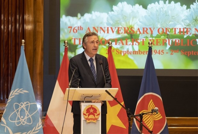 Đại sứ Enno Drofenik, Cục trưởng Cục Lễ tân, Bộ Ngoại giao Áo phát biểu tại Lễ kỷ niệm. (Ảnh: TTXVN phát)