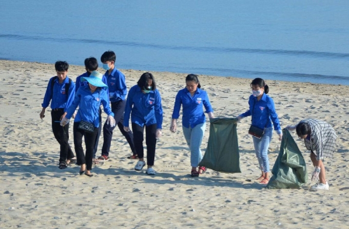Ra quân làm sạch môi trường biển Sầm Sơn