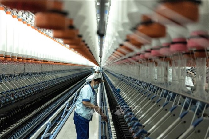 Công nhân làm việc tại nhà máy dệt may ở Nam Thông, tỉnh Giang Tô, Trung Quốc. (Ảnh: JIO/TTXVN)