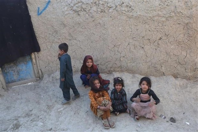 Trẻ em Afghanistan sống trong khu trại tạm để tránh xung đột ở thủ đô Kabul. (Ảnh: THX/TTXVN)