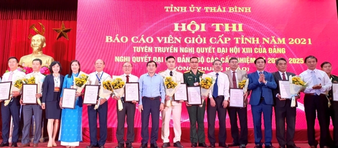 Ban Tổ chức tặng hoa 13 thí sinh xuất sắc nhất tại Vòng sơ khảo (Ảnh: Thanh Bùi)