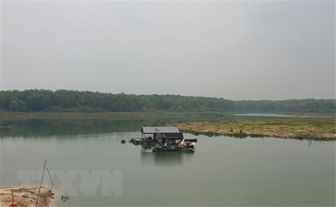 Nhà bè trên lòng hồ Dầu Tiếng tại ấp Hòa Lộc, xã Minh Hòa, huyện Dầu Tiếng, tỉnh Bình Dương. (Ảnh: Huyền Trang/TTXVN)
