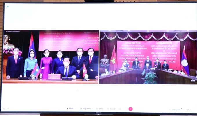 Nghi lễ ký trực tuyến Biên bản ghi nhớ hợp tác giữa Thành phố Hồ Chí Minh và Thủ đô Vientiane. (Ảnh: Xuân Khu/TTXVN)