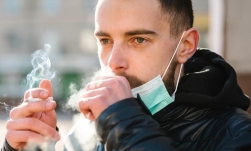 Các chuyên gia kêu gọi người hút thuốc bỏ thuốc lá để giảm nguy cơ nhiễm  COVID-19
