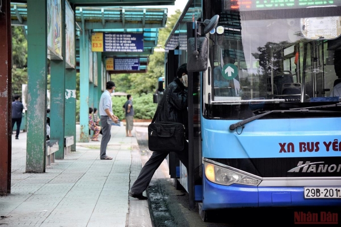Người dân trở lại với thói quen đi làm bằng xe buýt sau gần 3 tháng loại hình phương tiện công cộng này phải dừng hoạt động do dịch. (Ảnh: nhandan.vn)