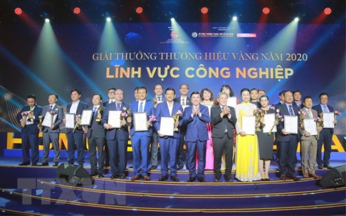 Đại diện các doanh nghiệp nhận Giải thưởng Thương hiệu vàng Thành phố Hồ Chí Minh trong lĩnh vực công nghiệp năm 2020. (Ảnh: TTXVN)