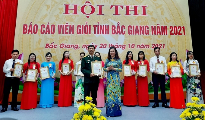 Phó bí thư Thường trực Tỉnh ủy, Chủ tịch HĐND tỉnh Lê Thị Thu Hồng trao giải Nhất cho thí sinh Nguyễn Văn Quảng.