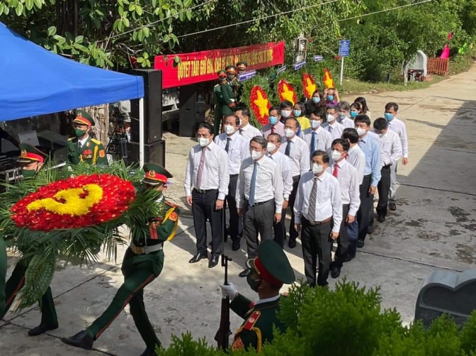 Các Đoàn đại biểu thành kính dâng hương, dâng hoa tại Khu lưu niệm Di tích lịch sử tàu C235.