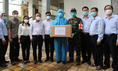Đảng ủy EVNHCMC thăm và tặng quà các Trạm y tế lưu động quận Gò Vấp