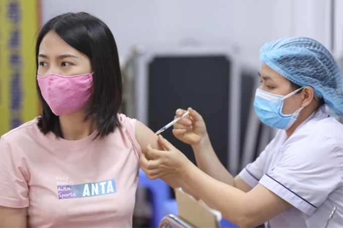 Nhân viên y tế tiêm vaccine phòng COVID-19 cho người dân quận Hai Bà Trưng. (Ảnh: Minh Quyết/TTXVN)