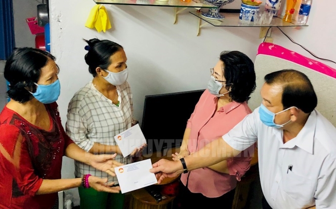 Chủ tịch Ủy ban MTTQ Việt Nam TPHCM Tô Thị Bích Châu và Giám đốc Sở Lao động, Thương binh và Xã hội TP Lê Minh Tấn trao quà cho người dân bán vé số lưu động tại Phường 1, quận Phú Nhuận.