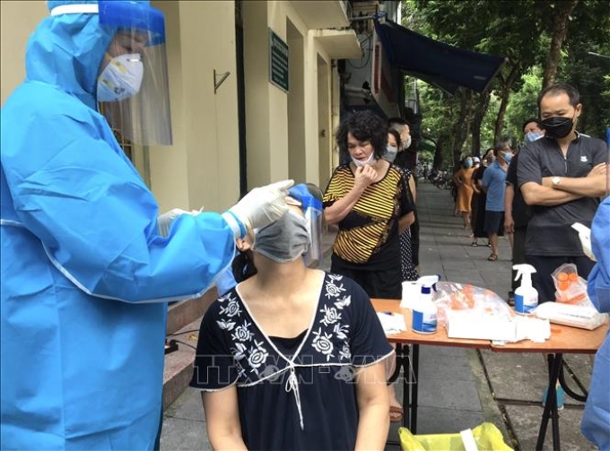 Hà Nội xét nghiệm cho người dân ở gần khu vực Bệnh viện Việt Đức. Ảnh: TTXVN