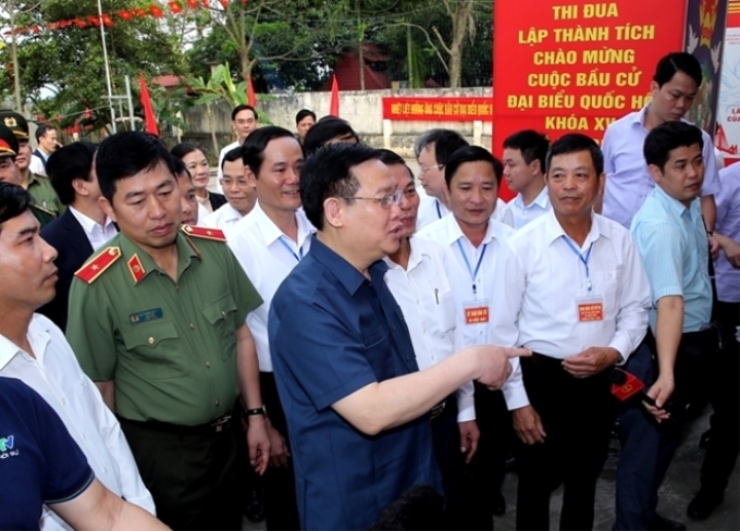 Chủ tịch Quốc hội Vương Đình Huệ kiểm tra công tác bầu cử Khu vực bỏ phiếu số 5, tại thôn Nam Tử, xã Kiến Thiết. (Ảnh: TTXVN)