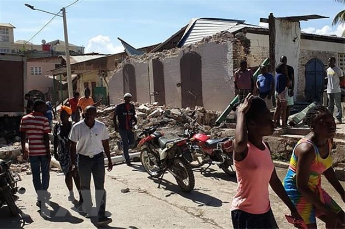 Những căn nhà bị phá hủy sau trận động đất có độ lớn 7,2 ở Jeremie, Tây Nam Haiti ngày 14/8/2021. (Ảnh: AFP/TTXVN)
