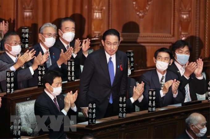 Tân Chủ tịch Đảng Dân chủ Tự do (LDP) cầm quyền Nhật Bản Kishida Fumio (giữa) được Quốc hội bầu làm Thủ tướng mới, tại Tokyo, ngày 4/10/2021. (Ảnh: THX/TTXVN)
