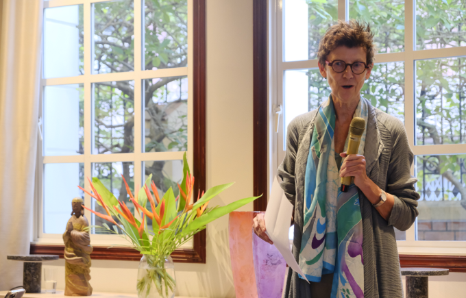 Đại sứ Na Uy, bà Grete Lochen giới thiệu về Bảo tàng Munch tại Oslo. (Ảnh: PV/Vietnam+)