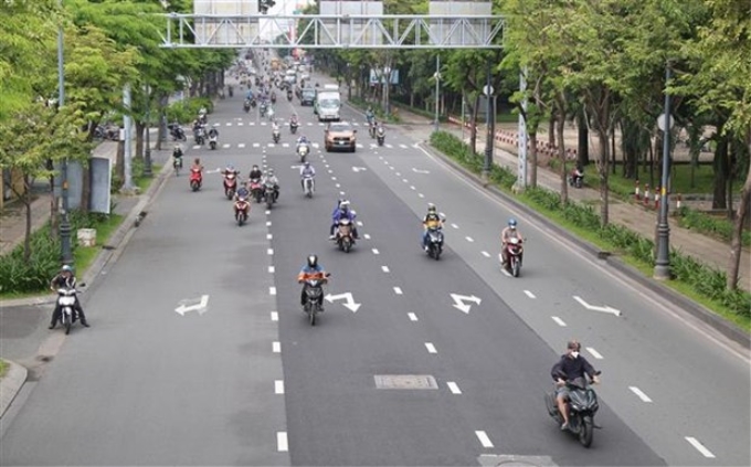 Đường phố đông đúc trở lại khi Thành phố Hồ Chí Minh nới lỏng giãn cách xã hội từ ngày 1/10/2021.