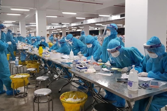 Cán bộ nhân viên y tế lấy mẫu xét nghiệm cho 11.000 người tại Bắc Giang. Ảnh: Bộ Y tế