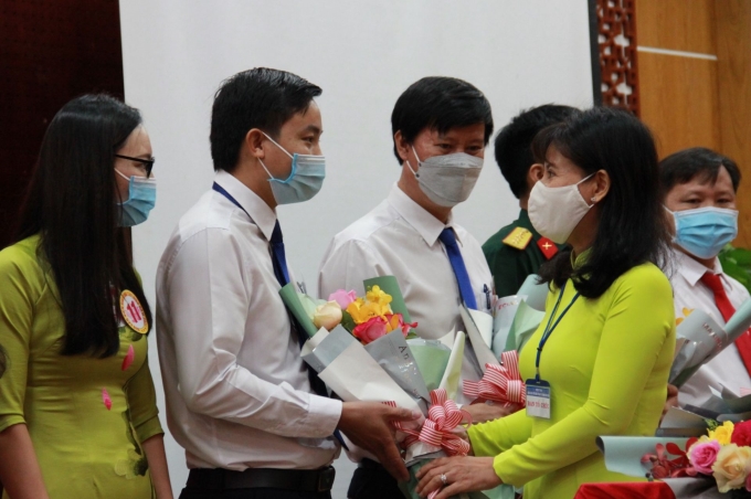 Trưởng Ban Tuyên giáo Tỉnh uỷ Nguyễn Thị Xuân Hương tặng hoa cho các thí sinh tham gia hội thi.