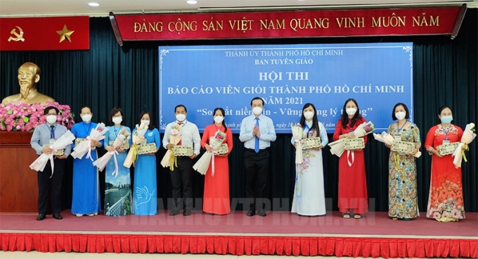 Phó Trưởng Ban Thường trực Ban Tuyên giáo Thành ủy Thành phố Hồ Chí Minh Lê Văn Minh tặng hoa cho các thí sinh tham dự hội thi.