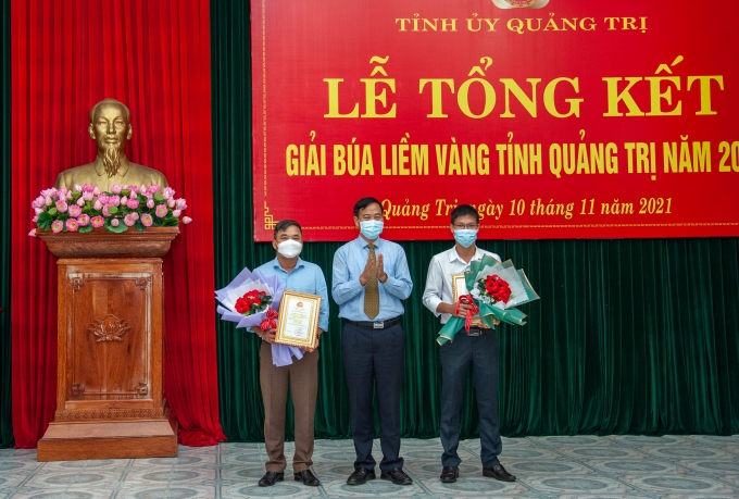 Phó Bí thư Thường trực Tỉnh ủy, Chủ tịch HĐND tỉnh Nguyễn Đăng Quang trao giải Nhất cho nhóm tác giả đoạt giải – Ảnh: Trần Tuyền